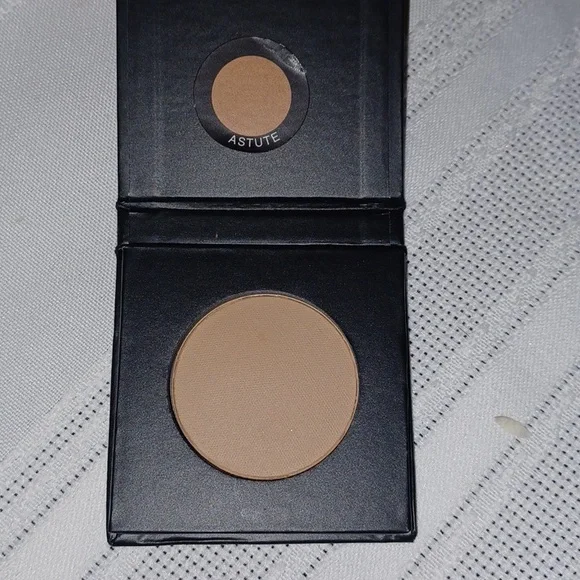 NWT Younique Moodstruck Pressed Eyeshadow-Astute - Picture 2 of 2